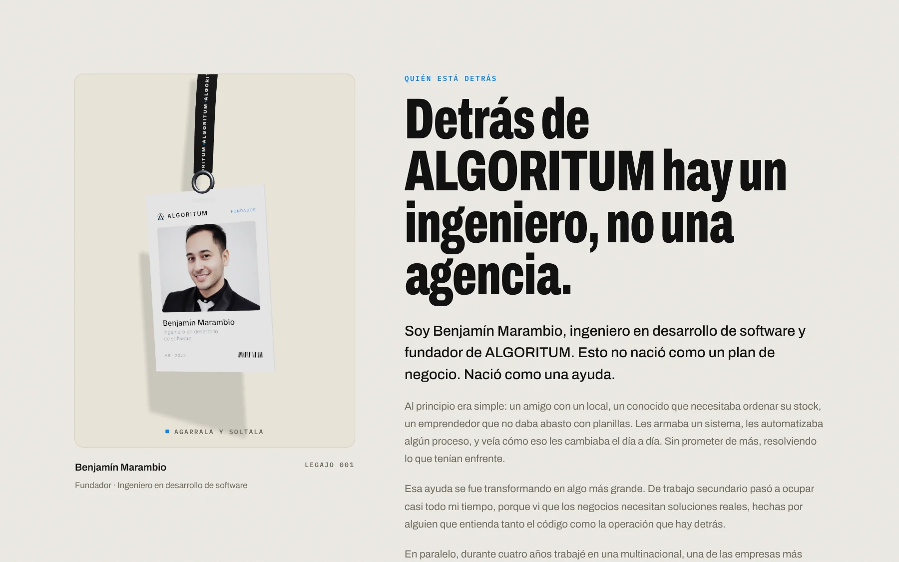Credencial 3D del fundador colgando de un cordón.