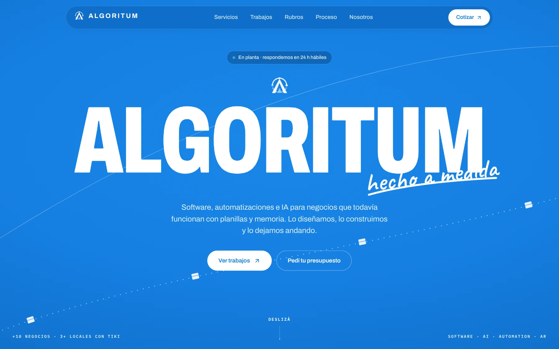 Portada del sitio de ALGORITUM con el nombre en tipografía gigante sobre azul.
